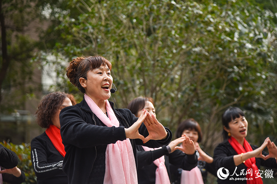 “刘三姐”手势舞艺术团队。人民网 李希蒙摄