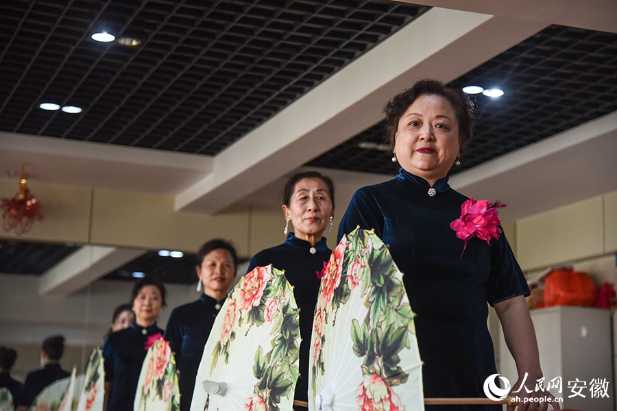 “俏奶奶”们走秀。人民网 李希蒙摄