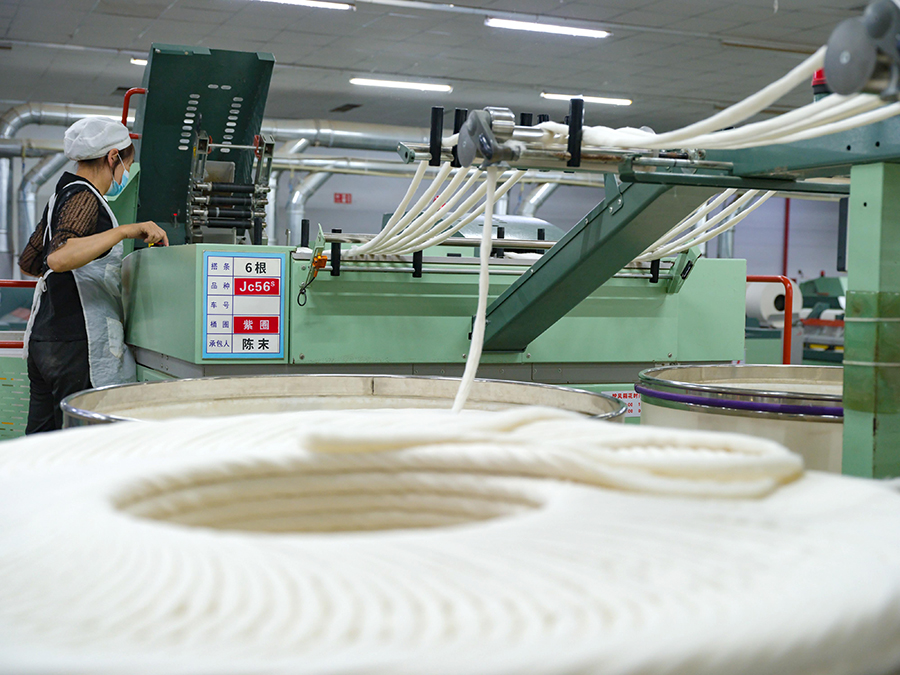 纺织企业生产忙。李向前摄