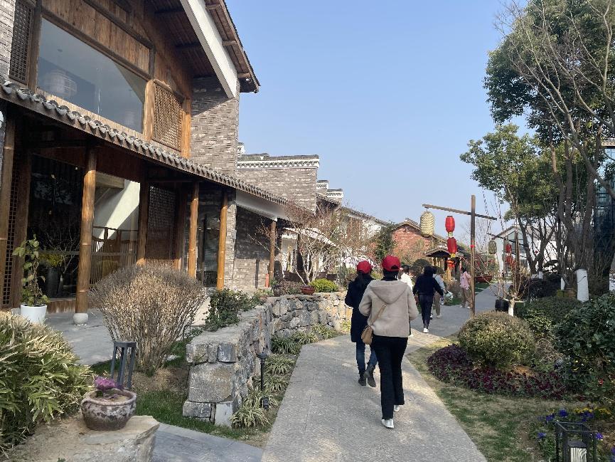 镇妇联组织镇村两级女干部考察美丽乡村建设。官亭镇妇联供图