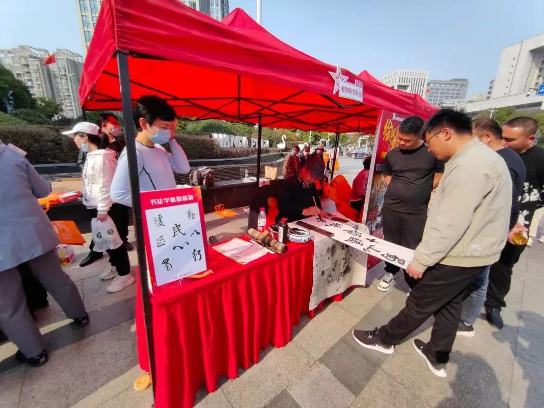 “老有所学行动”展区，老年大学的教师现场挥毫泼墨。