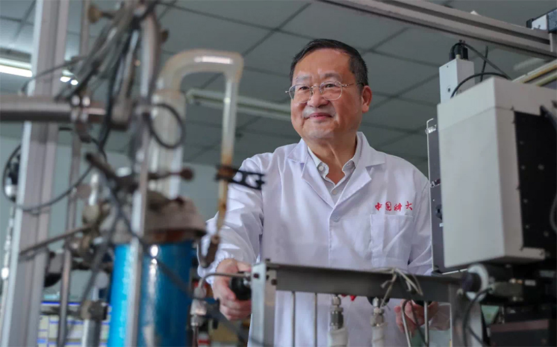 郑永飞院士在实验室研究分析天然矿物中的氧同位素。中国科学技术大学供图