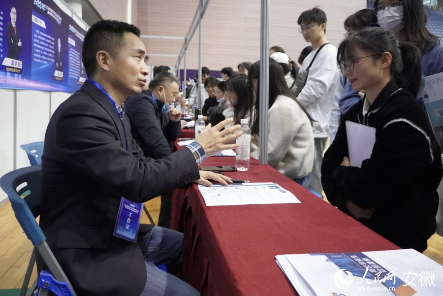 现场，专家对学生进行就业指导。赵越摄