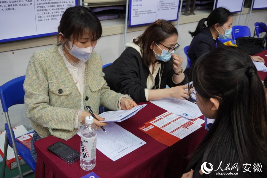 学生和企业人事负责人沟通交流。吴迪摄