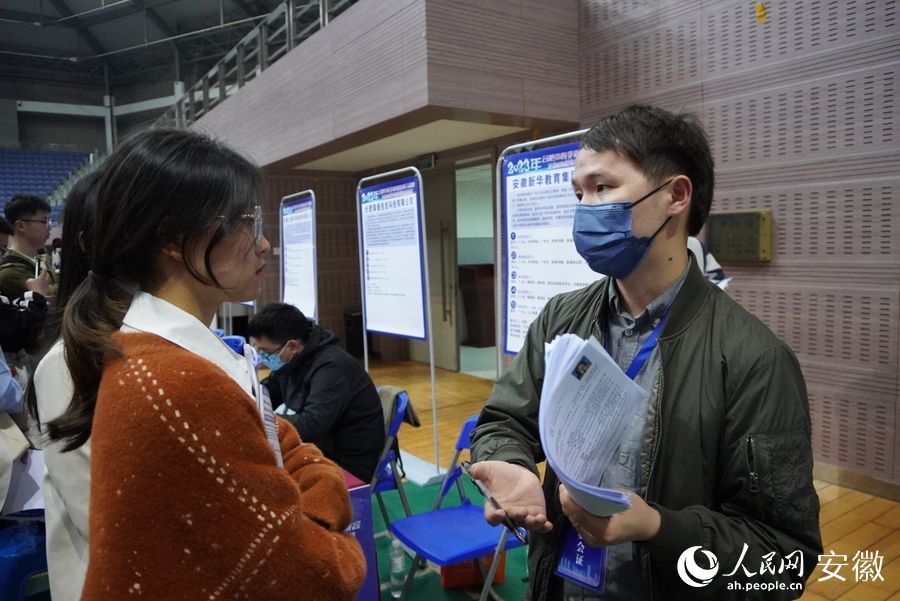 学生和企业招聘人员沟通交流。吴迪摄