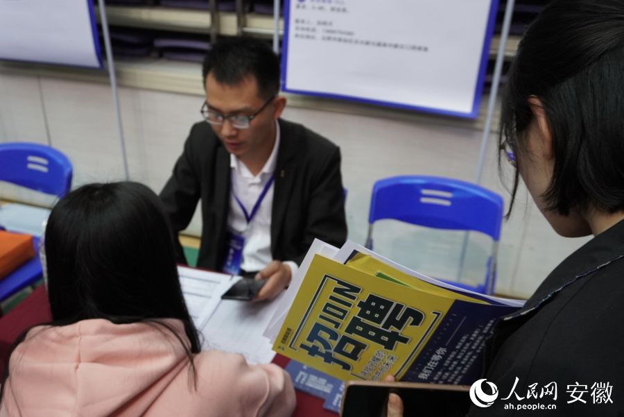 一家制造业企业展位前，学生排队投递简历。吴迪摄