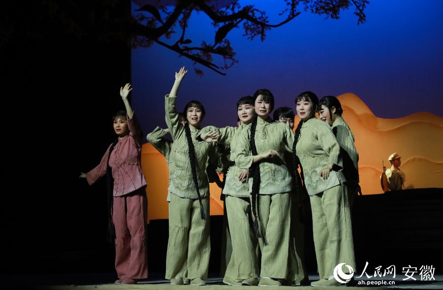庐剧《等不到今生等来世》在合肥大剧院上演。 人民网 陶涛摄