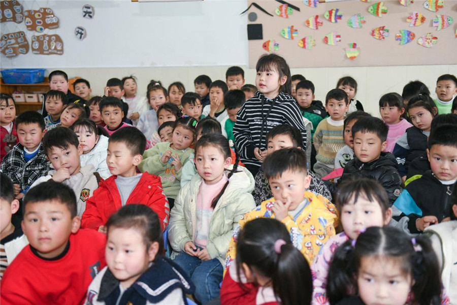 民警正在幼兒園向孩子們開展“防拐防騙”知識教育。和縣縣委宣傳部供圖