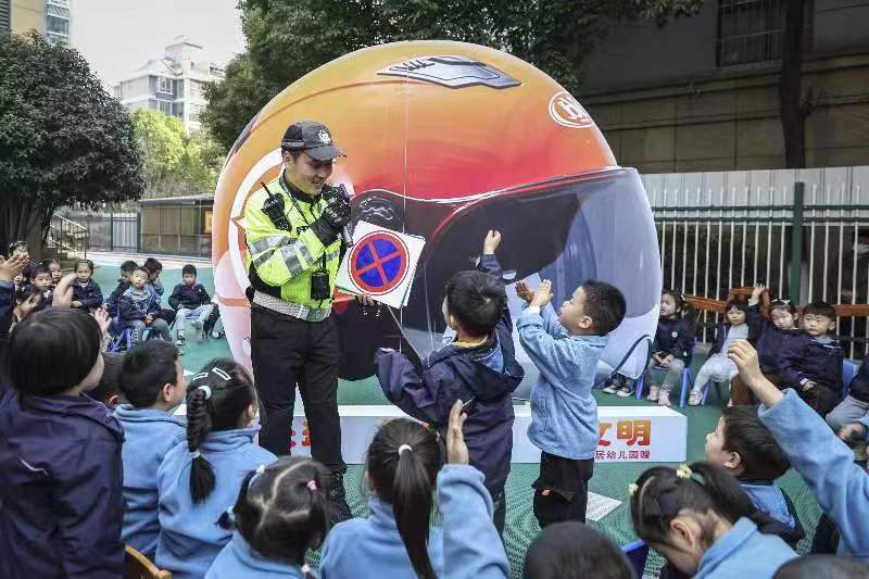 交警向市民宣傳戴頭盔。蜀山區委宣傳部供圖