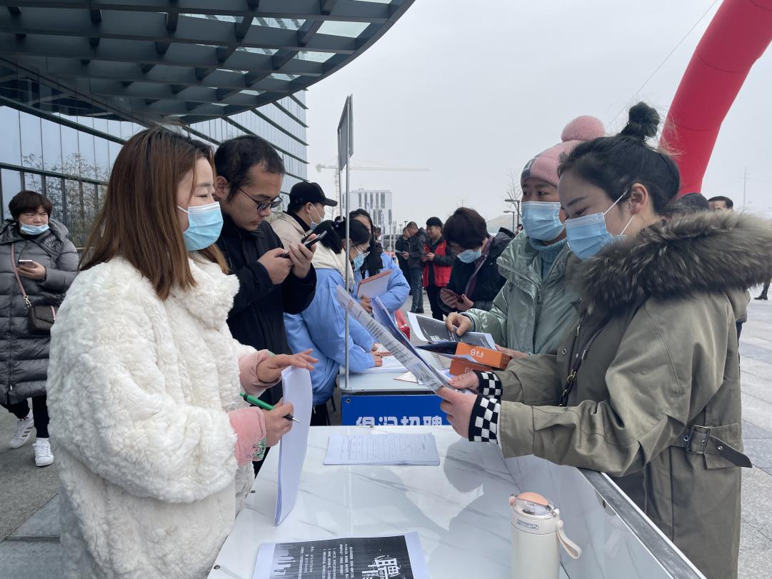 霍邱縣瞄准“家門口”“廠門口”開展109場次招聘活動。霍邱縣委宣傳部供圖