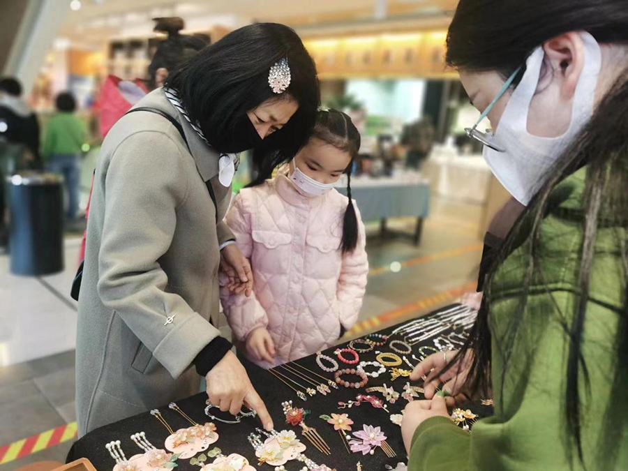 安徽图书城举办了以“妇女节”为主题的文化创意集市。