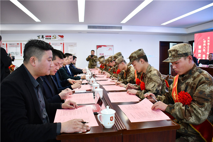 大学生新兵在与企业签订就职意向协议。曹基摄