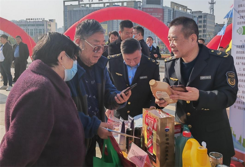 工作人员现场收集问题线索。霍邱县委宣传部供图