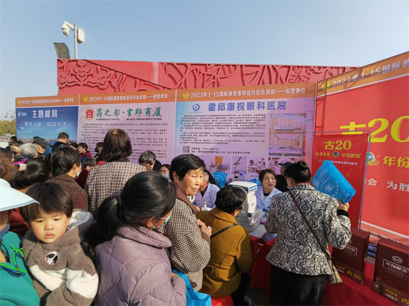 活动现场联动商家进行普法宣传。霍邱县委宣传部供图
