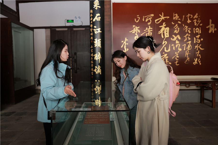 李白纪念馆内，导游给游客介绍李白的相关内容。人民网 王晓飞摄