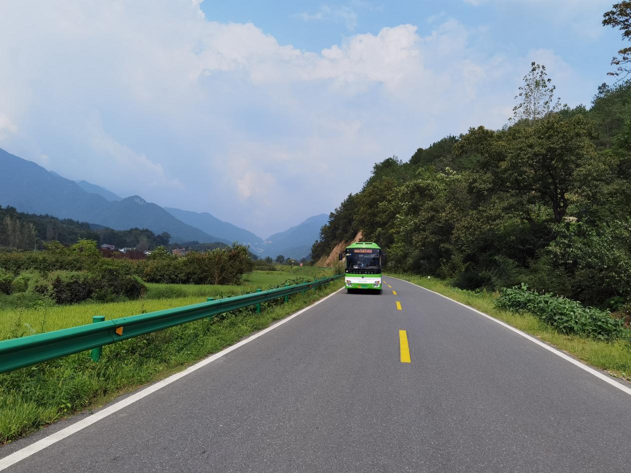 行駛在X316南湯路上的公交車