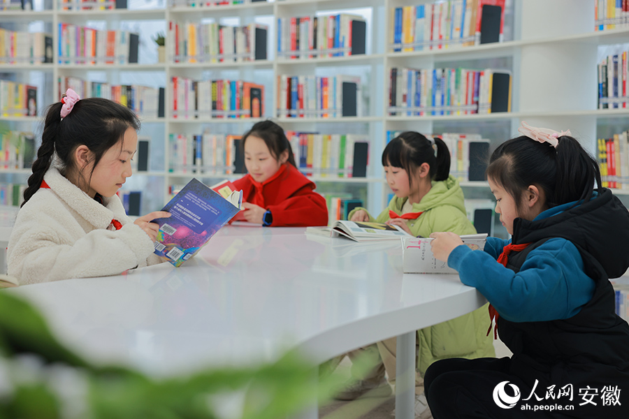 乡村阅读空间内，几位小朋友正在静静地看书。人民网 王晓飞摄