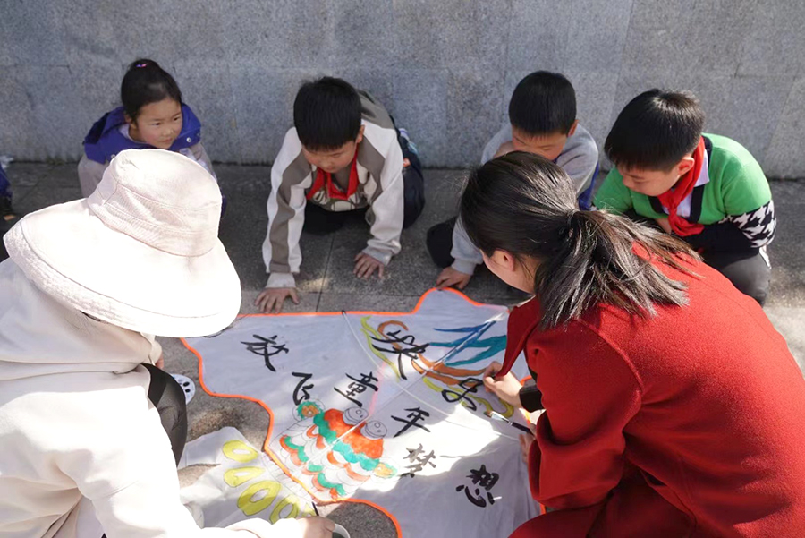 木镇学校举办首届校园风筝节活动。青阳县委宣传部供图