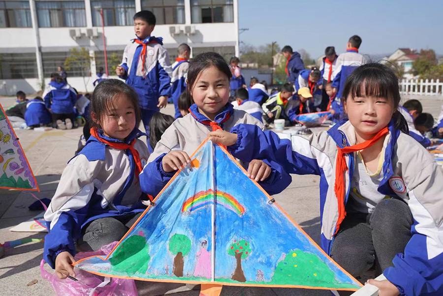 木镇学校举办首届校园风筝节活动。青阳县委宣传部供图