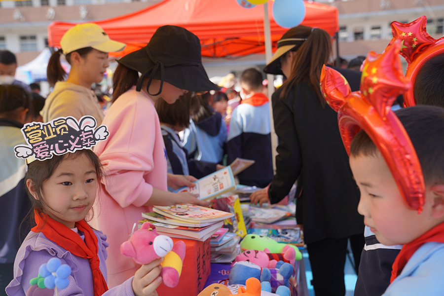 青阳县实验小学举办爱心义卖活动。青阳县委宣传部供图
