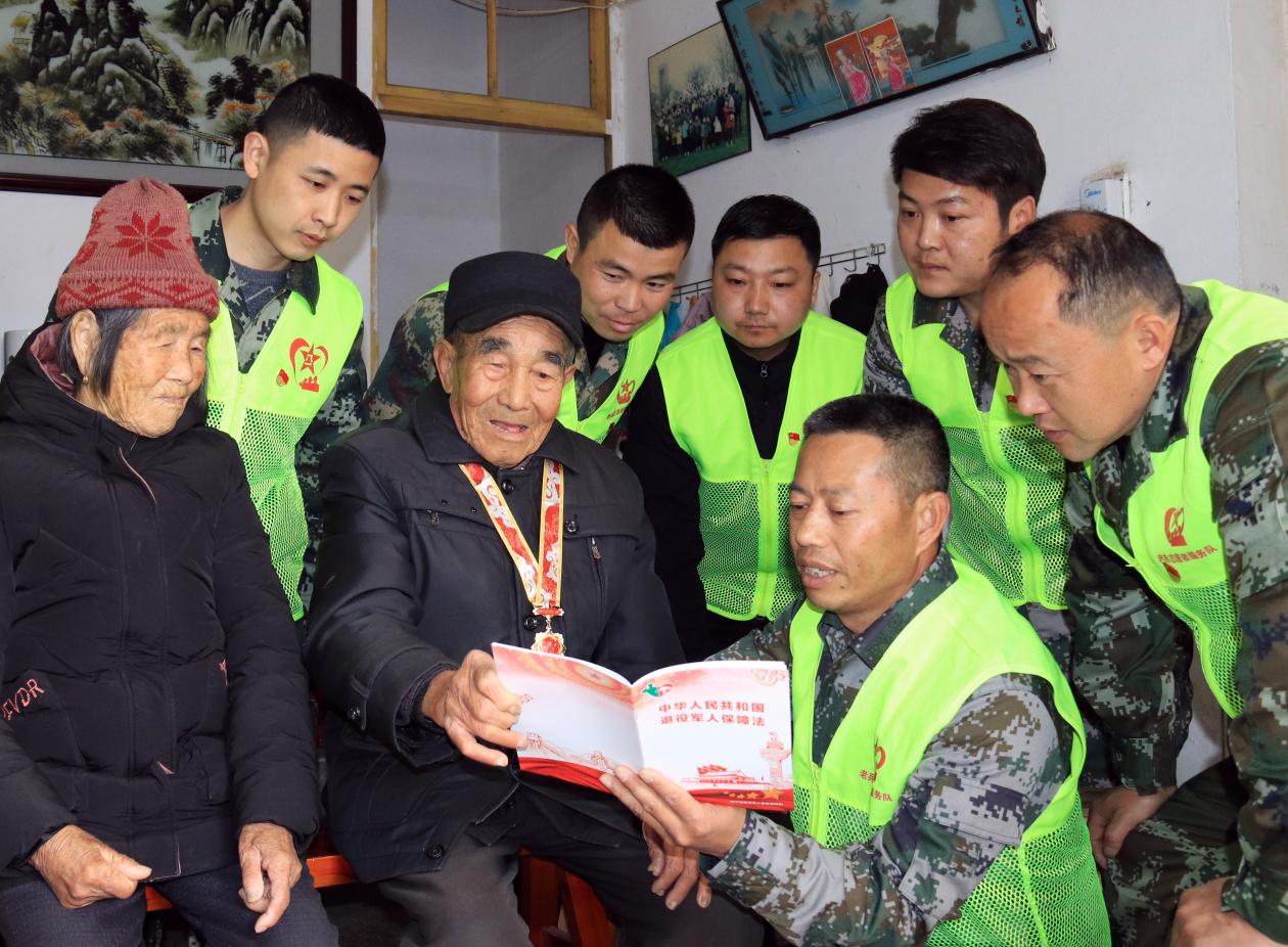 2021年3月10日，安徽省黃山市休寧縣退役老兵志願服務隊，來到了老戰士家裡宣傳退役軍人保障法。武時化攝