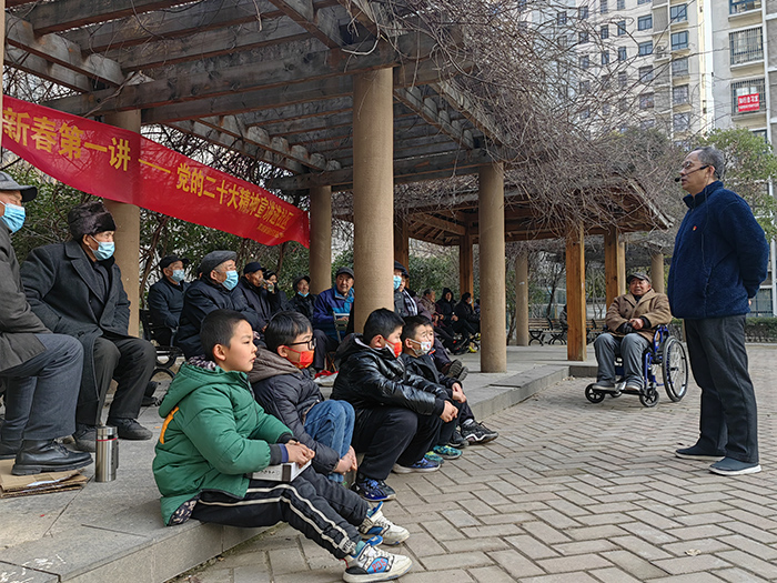 宣講團成員魯化在濱湖家園小區廣場為居民宣講。