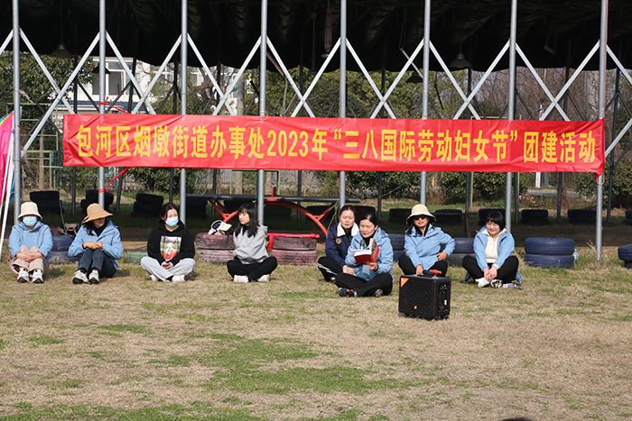 煙墩街道婦聯主席朱峰生在三八婦女節團建活動中宣講