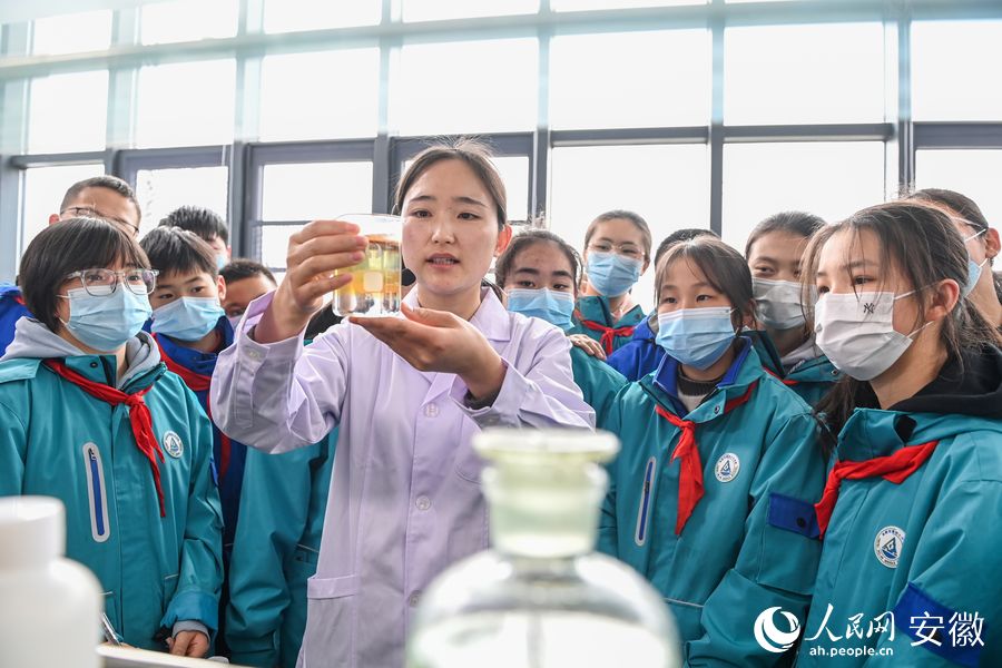 电解水实验。人民网记者 苗子健摄