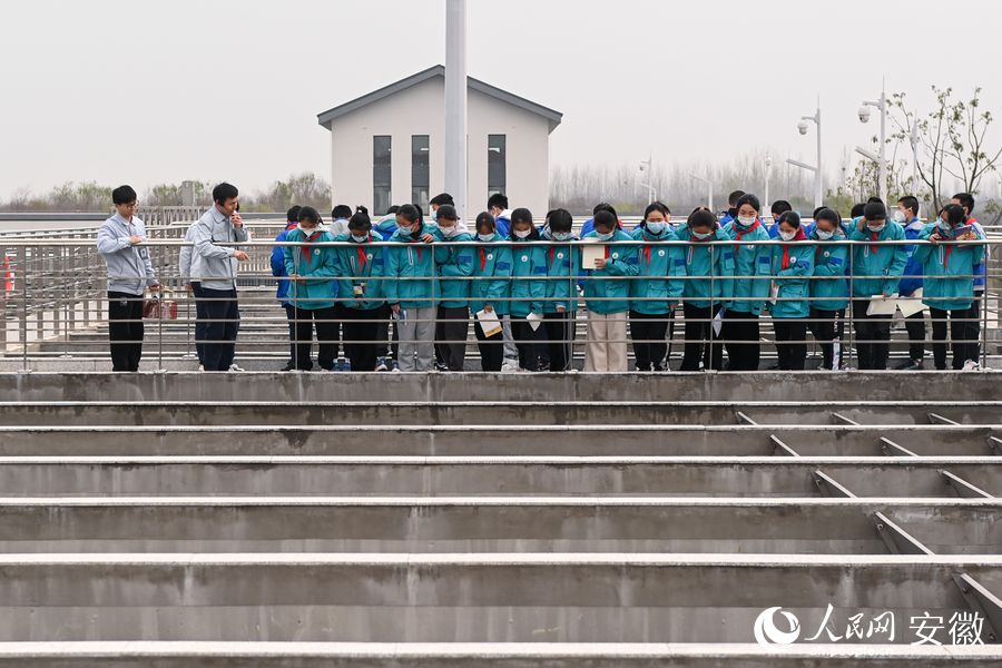 工作人员带领同学们了解水资源净化步骤。人民网记者 苗子健摄