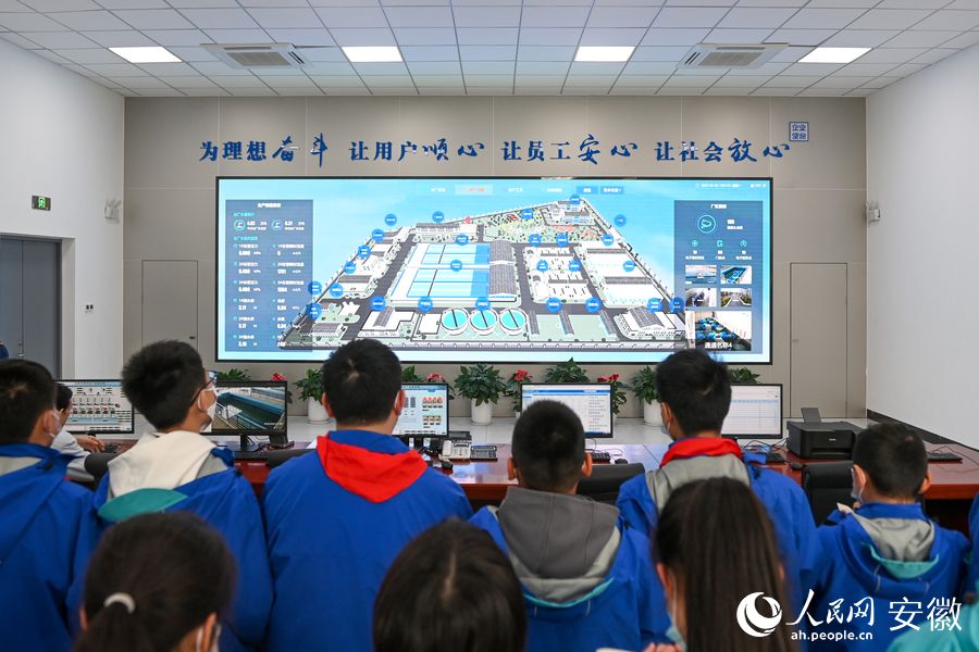 同学们参观水厂中控室。人民网记者 苗子健摄
