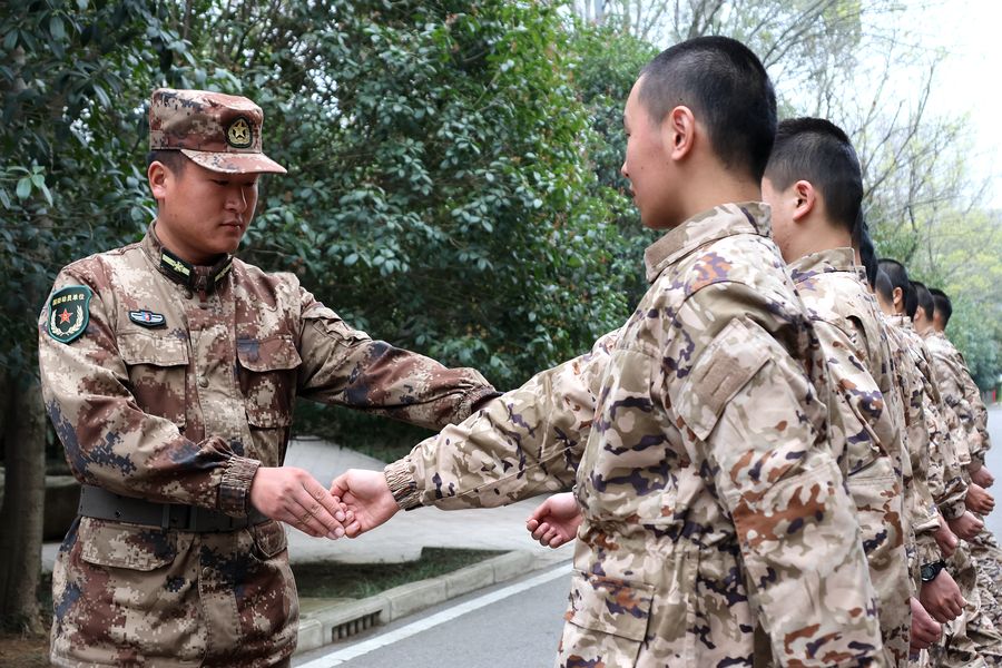 教练员逐个纠正预定新兵齐步走动作。沈云鹏摄