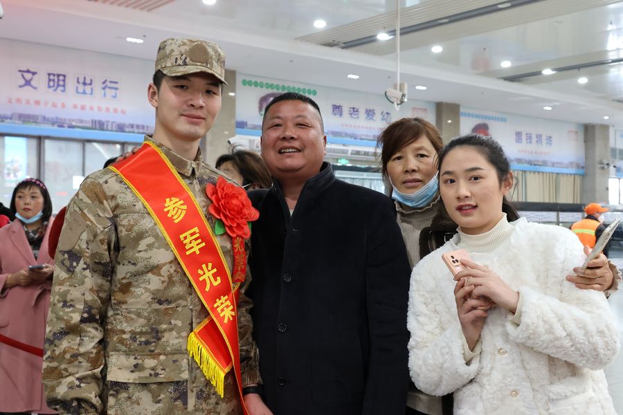 入伍新兵在阜阳火车站和家人话别。  沈云鹏摄