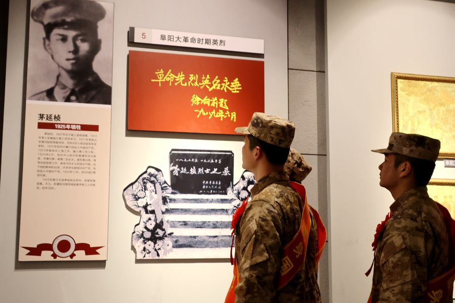 新兵走进革命烈士纪念馆，认真瞻仰革命烈士事迹，传承红色基因。 沈云鹏摄