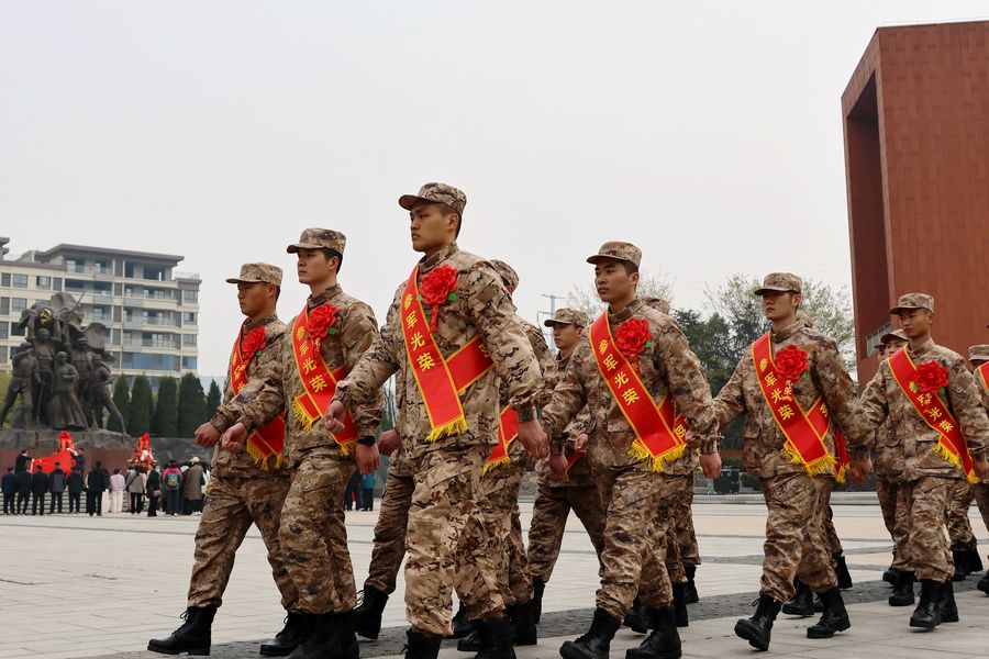 入伍新兵到阜阳市和平公园和革命烈士纪念馆参观。沈云鹏摄