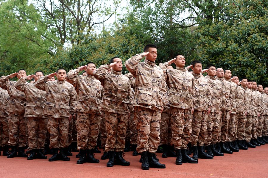 颍上县人武部组织预定新兵进行队列训练和基础体能训练。沈云鹏摄