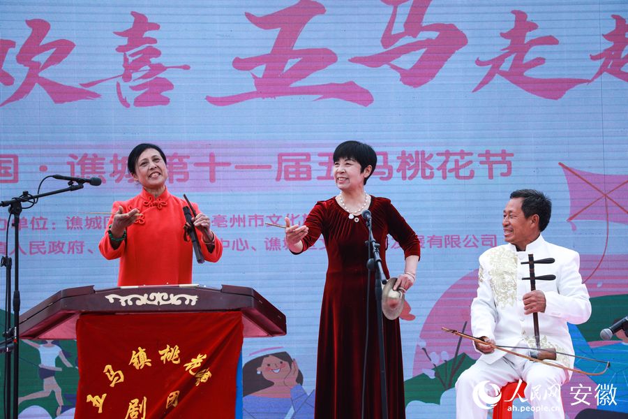 在开幕式上，当地各种文化传统节目一一上演。人民网 陶涛摄