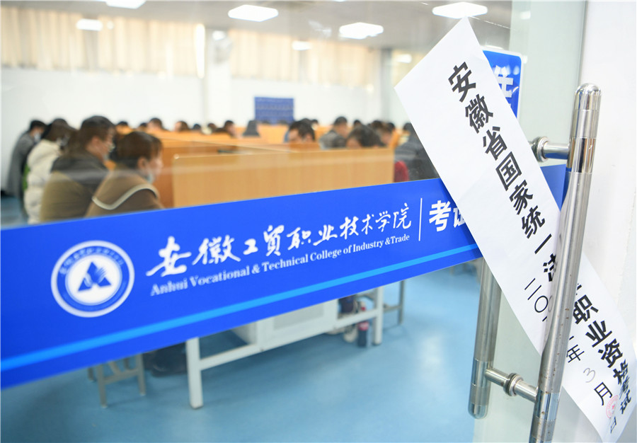 安徽省淮南市考生在安徽工贸职业技术学院考点参加2022年度国家统一法律职业资格考试主观题考试。陈彬摄