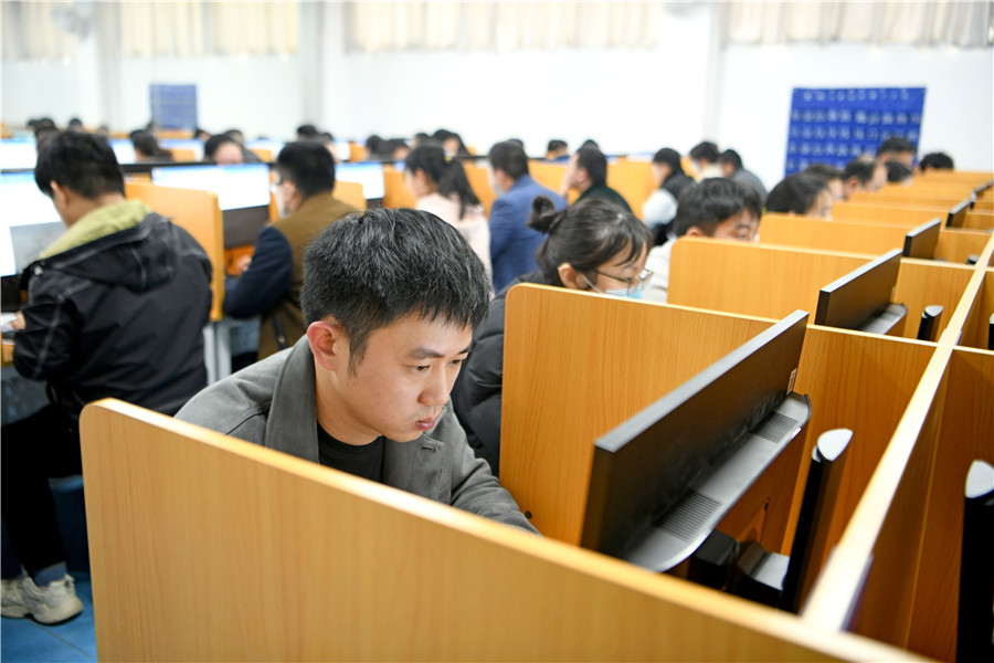 安徽省淮南市考生在安徽工贸职业技术学院考点参加2022年度国家统一法律职业资格考试主观题考试。陈彬摄