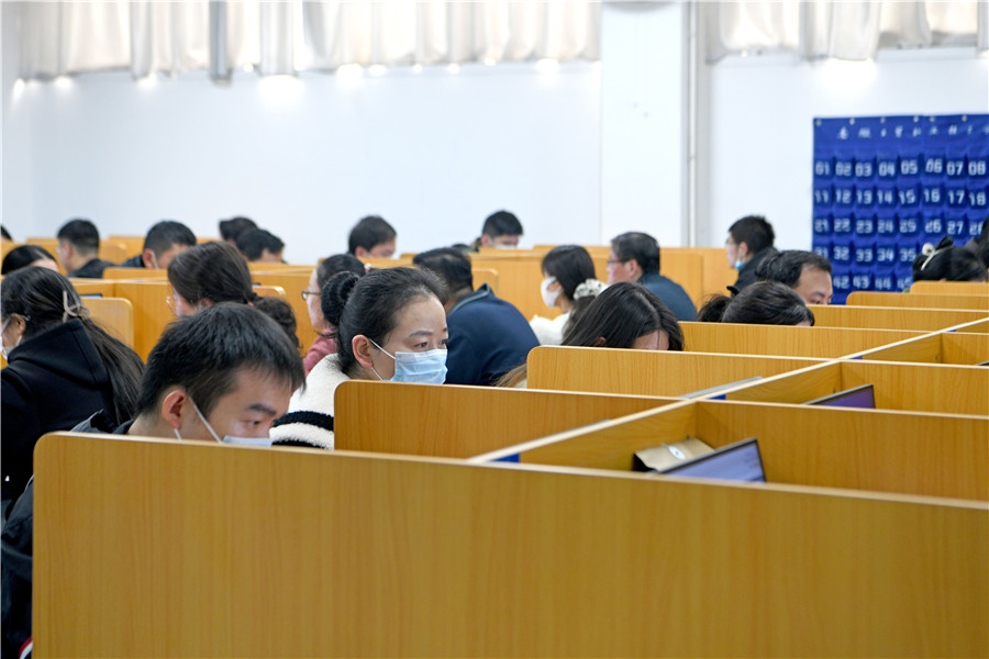 安徽省淮南市考生在安徽工贸职业技术学院考点参加2022年度国家统一法律职业资格考试主观题考试。陈彬摄