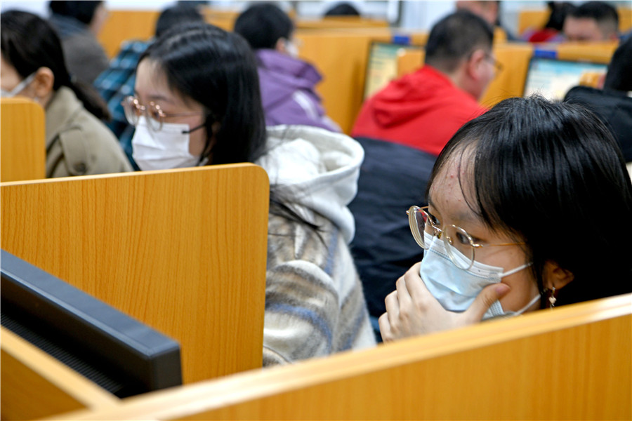 安徽省淮南市考生在安徽工贸职业技术学院考点参加2022年度国家统一法律职业资格考试主观题考试。陈彬摄