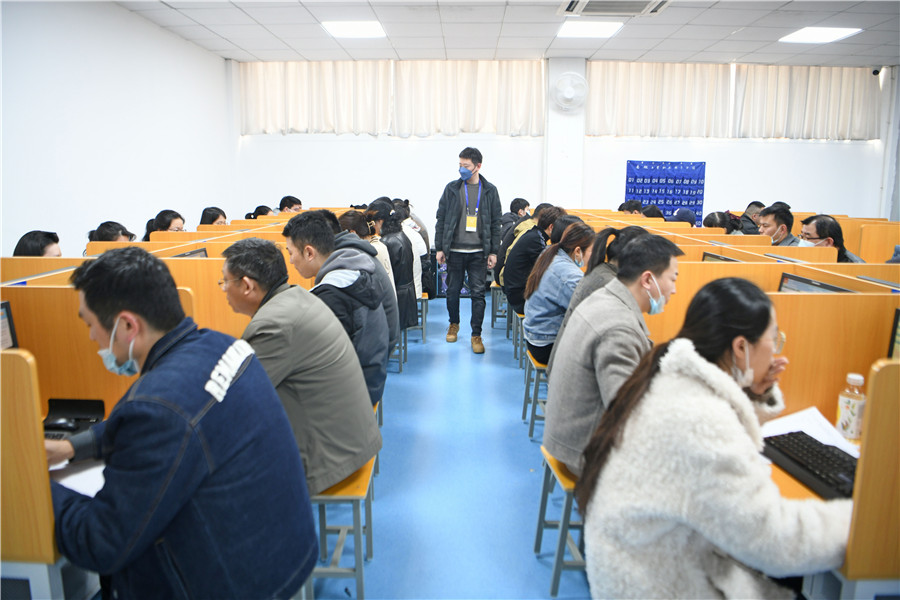 安徽省淮南市考生在安徽工贸职业技术学院考点参加2022年度国家统一法律职业资格考试主观题考试。陈彬摄