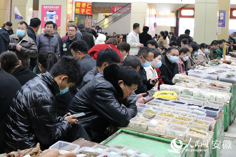 亳州中药材专业市场内，药商云集。人民网 高飞跃摄