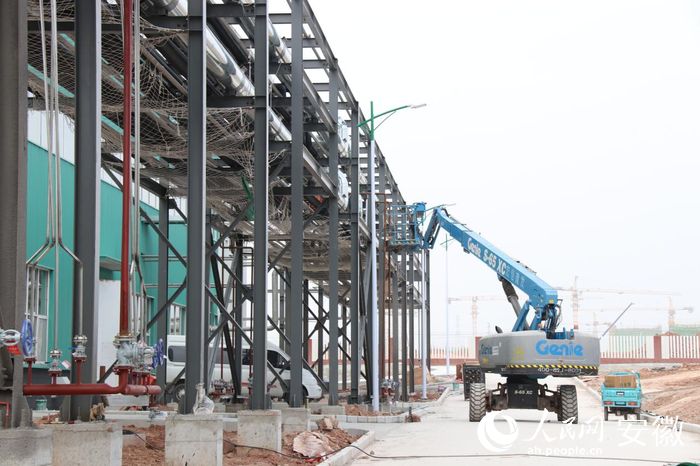 安慶高新區年產15萬噸鋰電池電解液項目施工現場。人民網 高飛躍攝