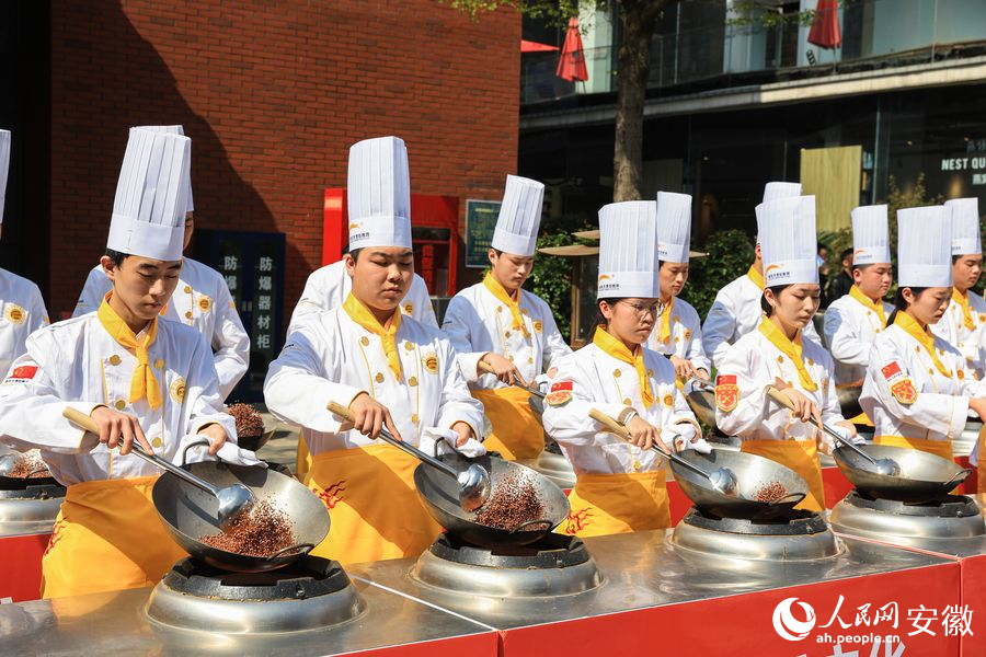 比赛现场,来自中国东方教育集团的学员展示颠勺技能。人民网 张俊摄