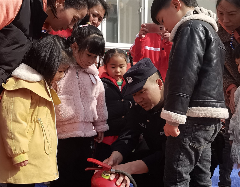 民警在向師生們講解滅火器的使用方法。周蕾攝