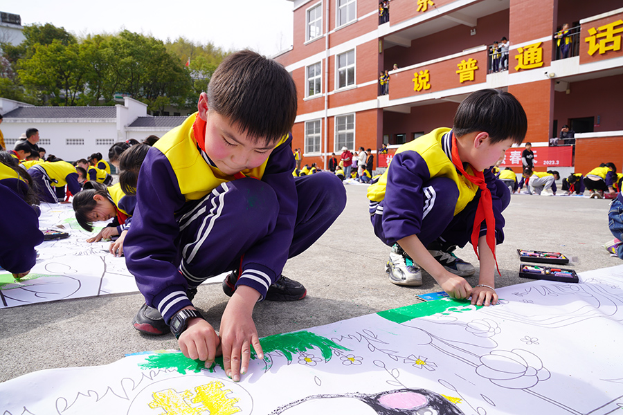 杜村乡中心小学策划“百米长卷绘春天”活动。