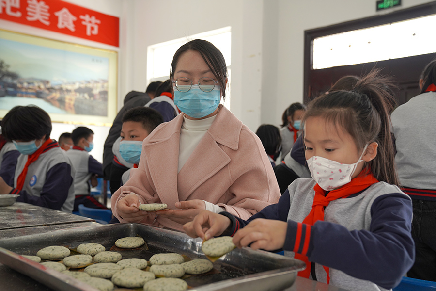 陵阳镇中心小学首届自制清明粑美食节。