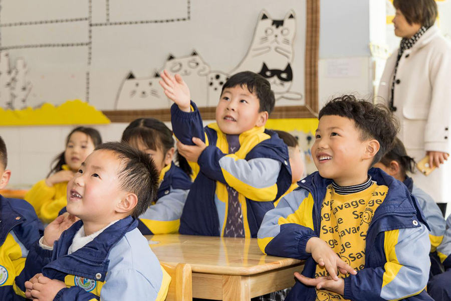 民警到幼儿园开展防拐、防骗宣传活动。