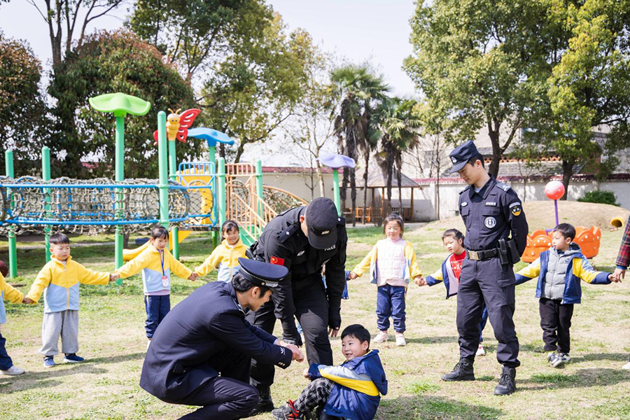 民警到幼儿园开展防拐、防骗宣传活动。