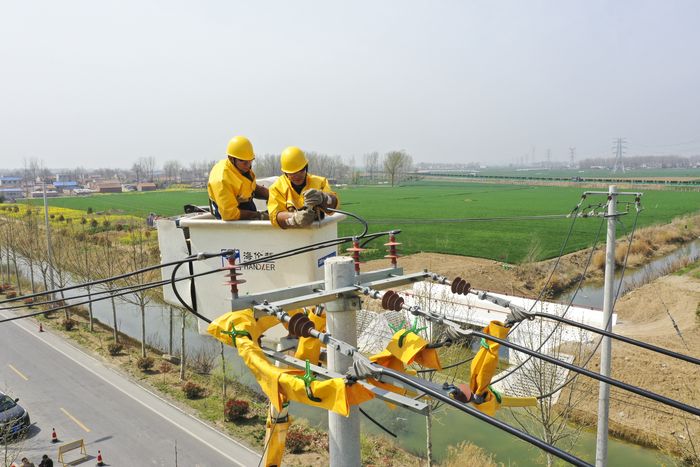 3月29日，濉溪县供电公司为灌溉用变压器开展带电搭火作业。王惠敏 摄